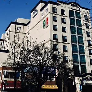 https://marco-laguardia-hotel-by-lexington.us-newyorkcity.com